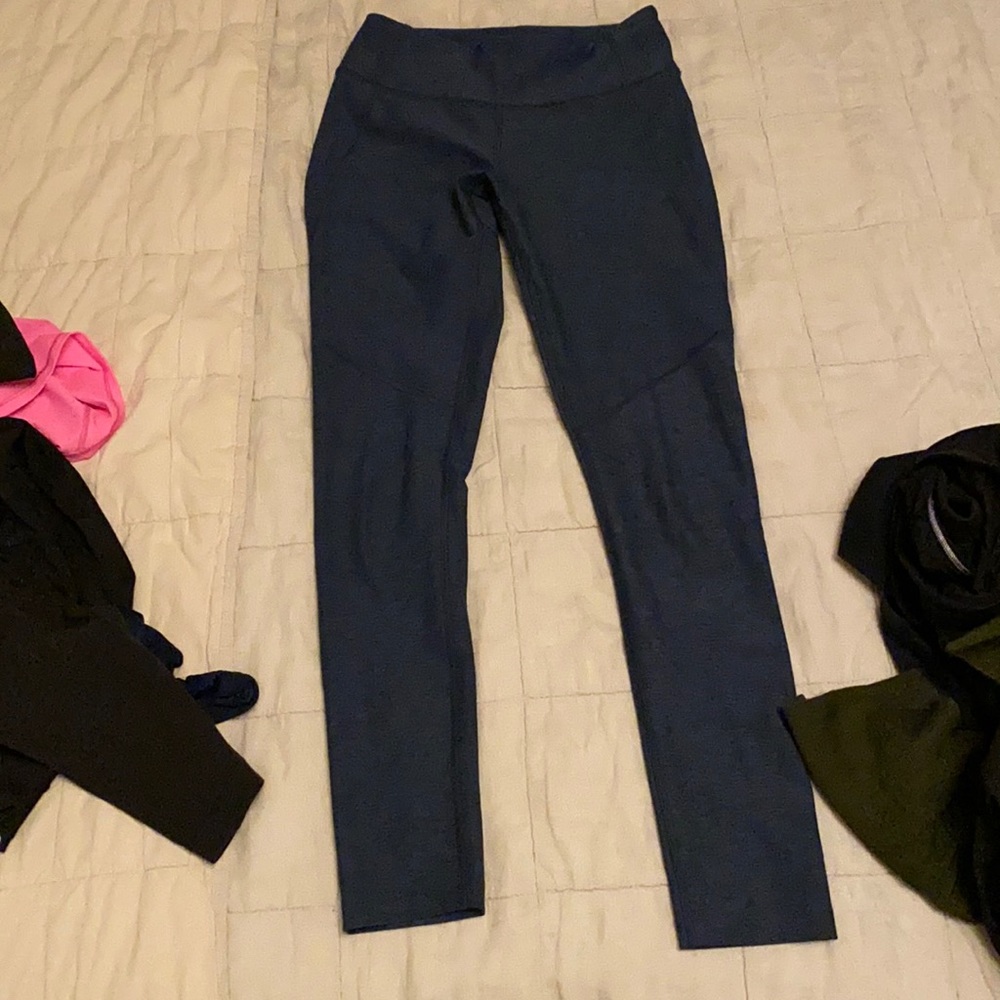 Outdoor voices navy leggings.